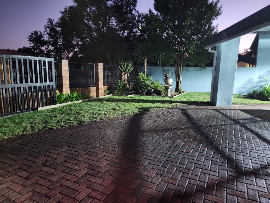 5 Bedroom Property for Sale in Huttenheights KwaZulu-Natal