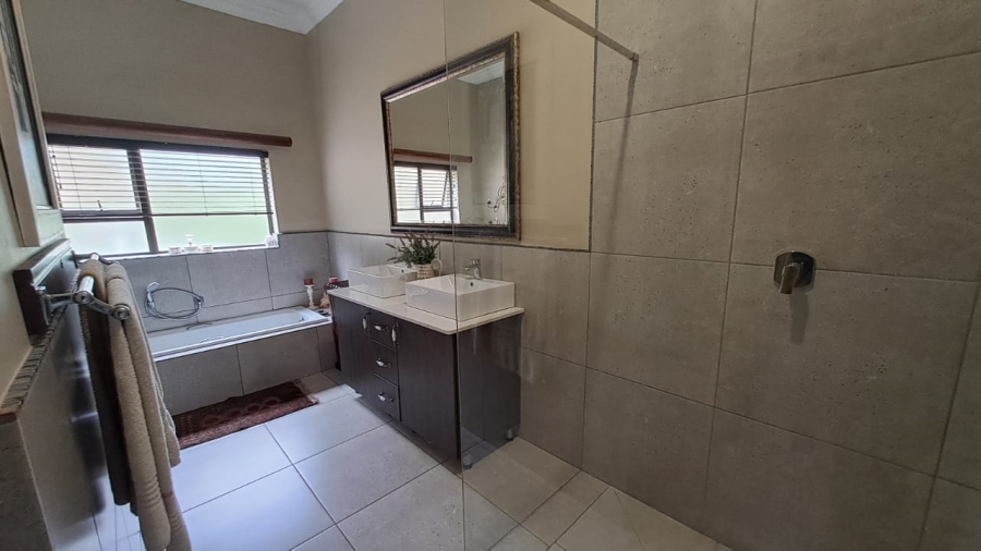 7 Bedroom Property for Sale in Signal Hill KwaZulu-Natal