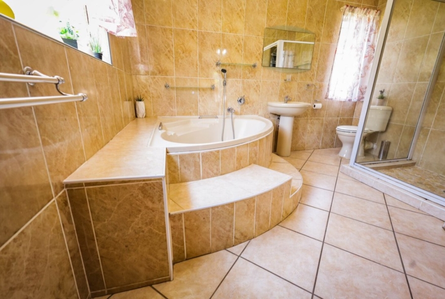 5 Bedroom Property for Sale in Signal Hill KwaZulu-Natal