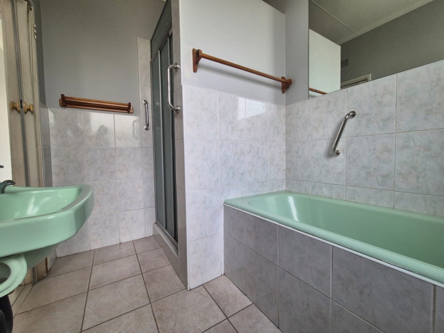 2 Bedroom Property for Sale in Huttenheights KwaZulu-Natal