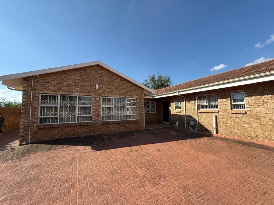 4 Bedroom Property for Sale in Lennoxton KwaZulu-Natal