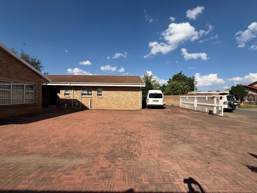 4 Bedroom Property for Sale in Lennoxton KwaZulu-Natal