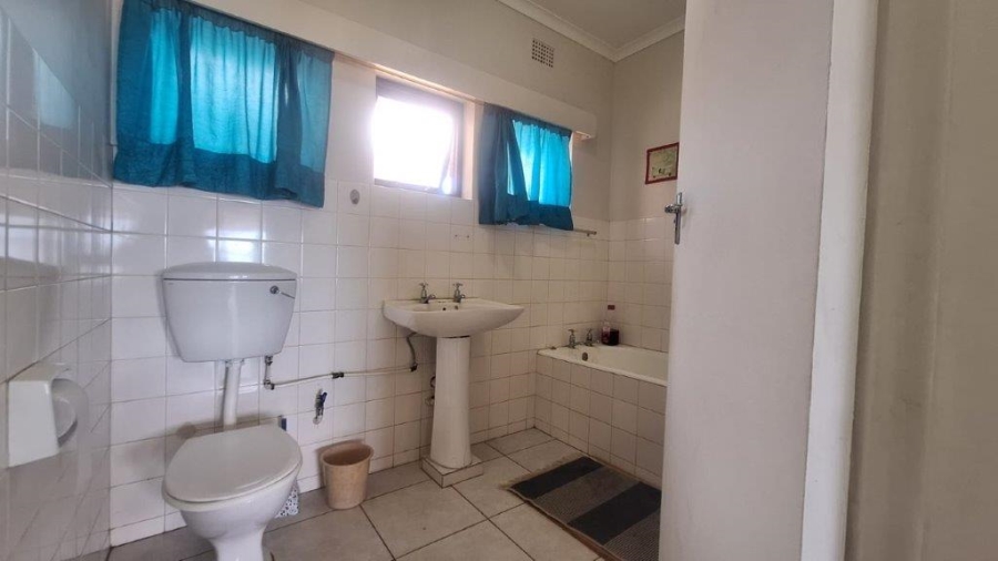 5 Bedroom Property for Sale in Uvongo KwaZulu-Natal