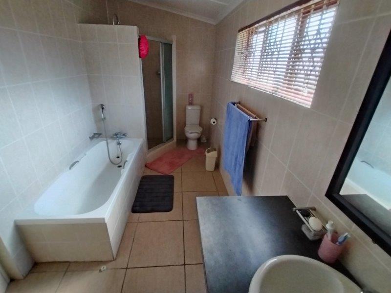 5 Bedroom Property for Sale in Sea Park KwaZulu-Natal