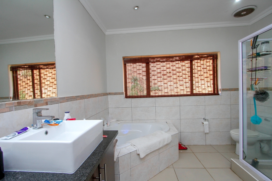 5 Bedroom Property for Sale in Kloof KwaZulu-Natal