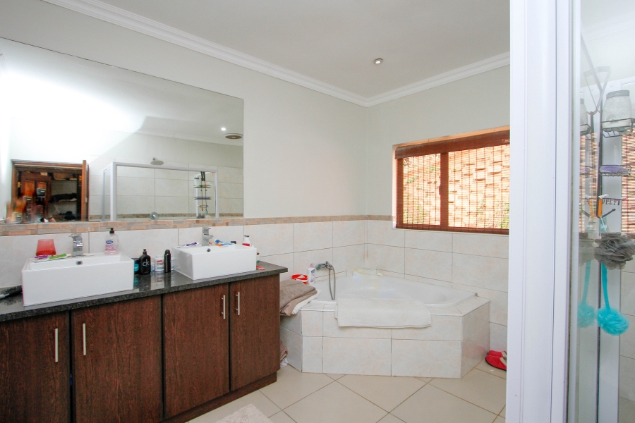 5 Bedroom Property for Sale in Kloof KwaZulu-Natal