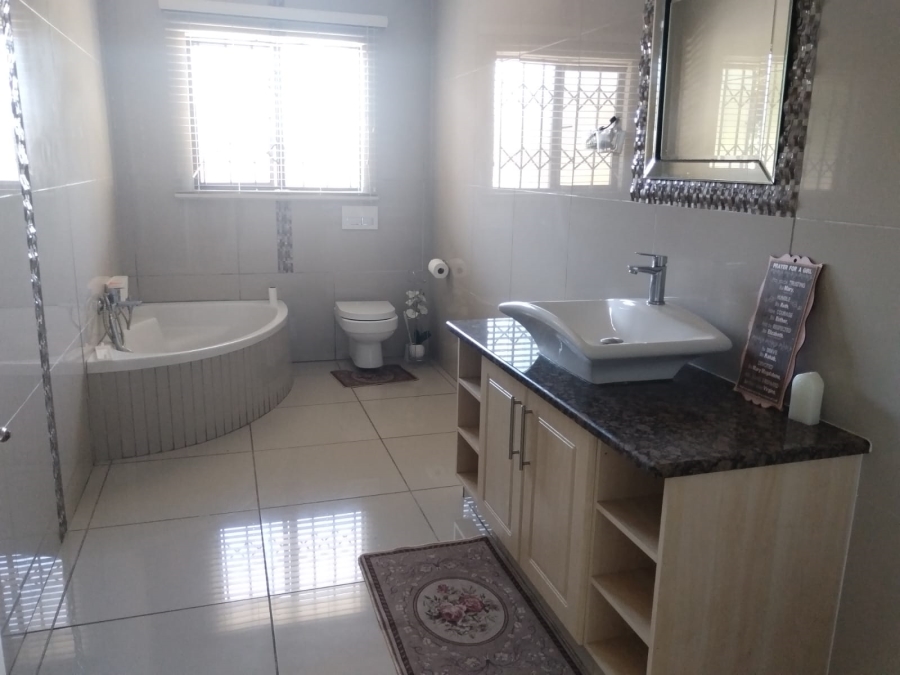 4 Bedroom Property for Sale in Veld En Vlei KwaZulu-Natal