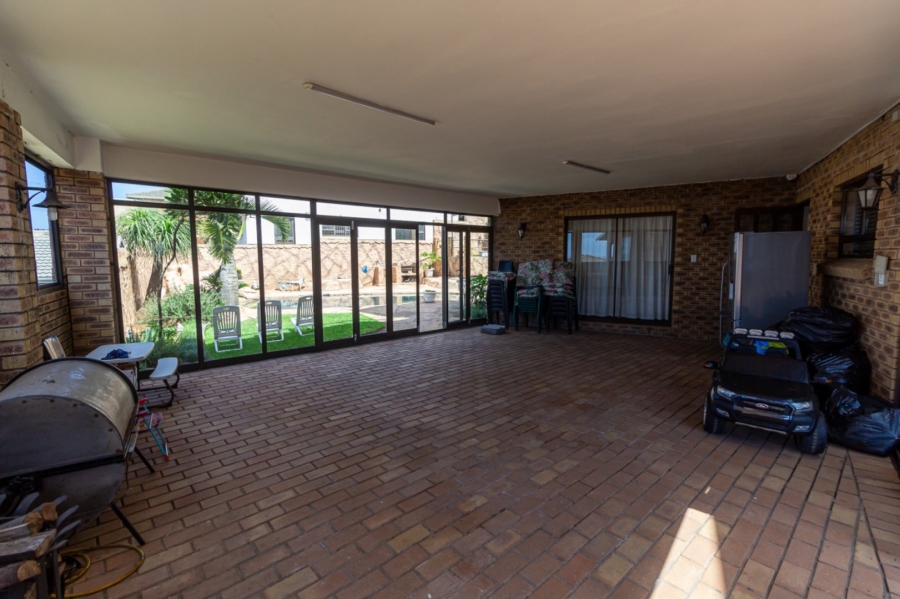 5 Bedroom Property for Sale in Treasure Beach KwaZulu-Natal