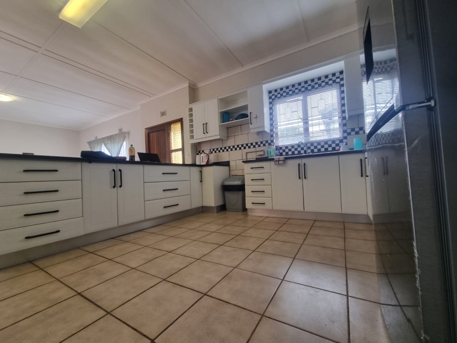 To Let 2 Bedroom Property for Rent in Uvongo KwaZulu-Natal