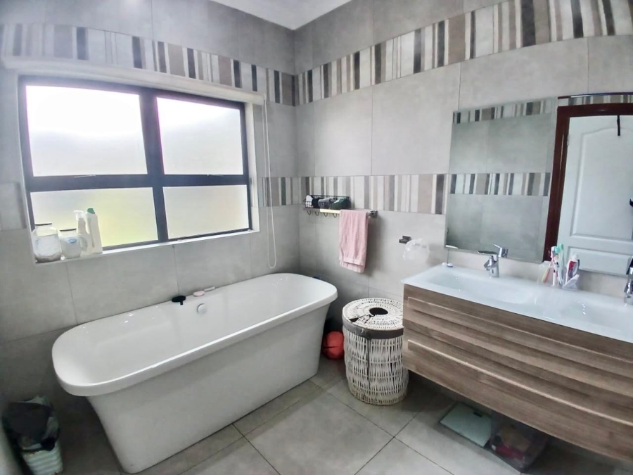 To Let 3 Bedroom Property for Rent in Salt Rock KwaZulu-Natal