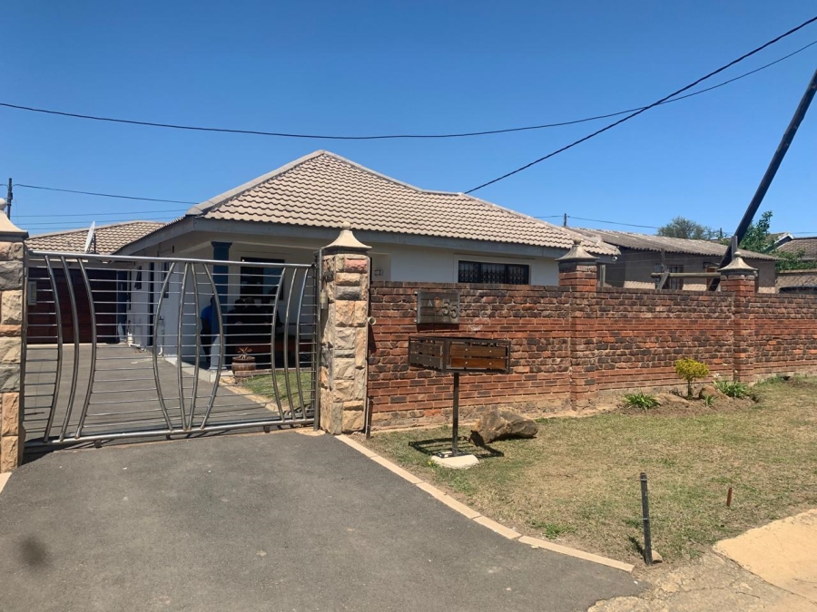 4 Bedroom Property for Sale in Mpophomeni KwaZulu-Natal