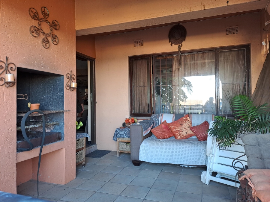 8 Bedroom Property for Sale in Manaba Beach KwaZulu-Natal