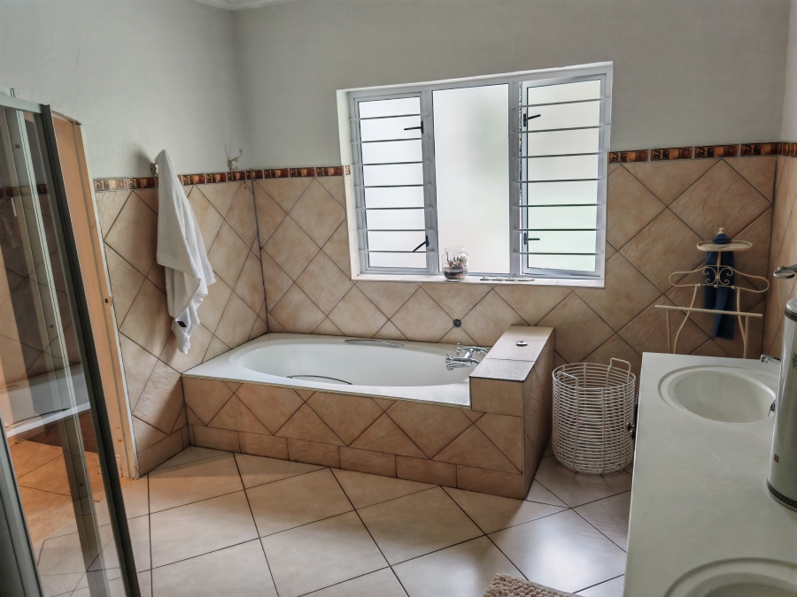 4 Bedroom Property for Sale in Cowies Hill KwaZulu-Natal