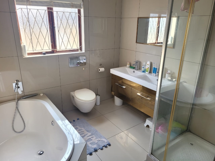 4 Bedroom Property for Sale in Uvongo KwaZulu-Natal