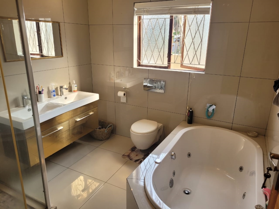 4 Bedroom Property for Sale in Uvongo KwaZulu-Natal