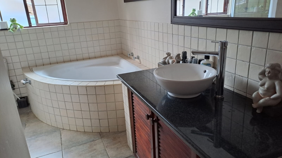 5 Bedroom Property for Sale in Umtentweni KwaZulu-Natal