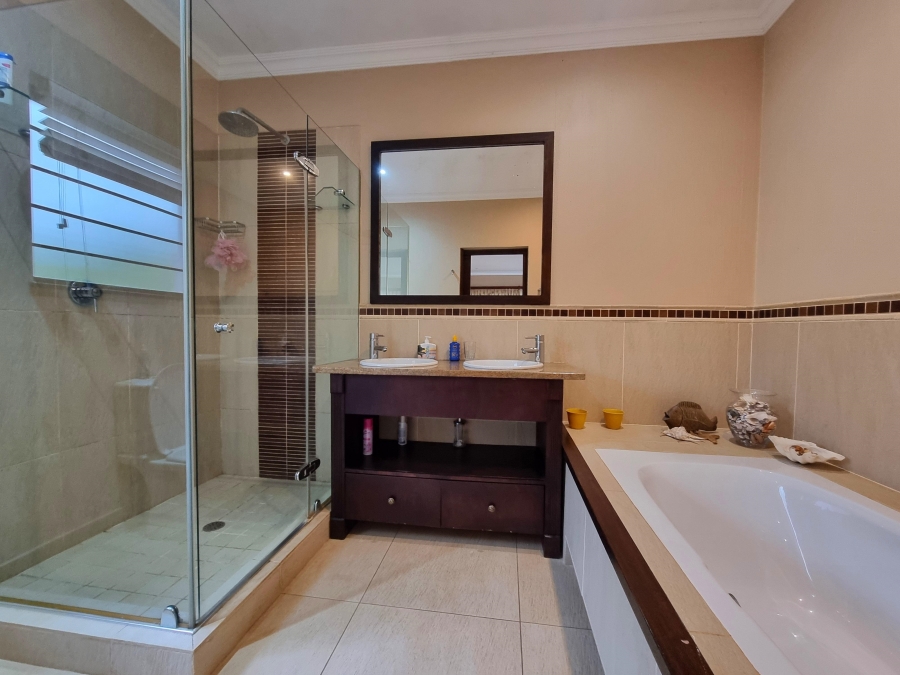 5 Bedroom Property for Sale in Leisure Bay KwaZulu-Natal