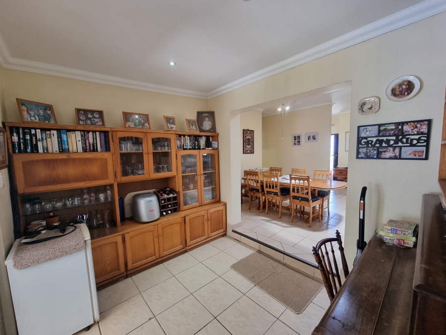 5 Bedroom Property for Sale in Uvongo KwaZulu-Natal