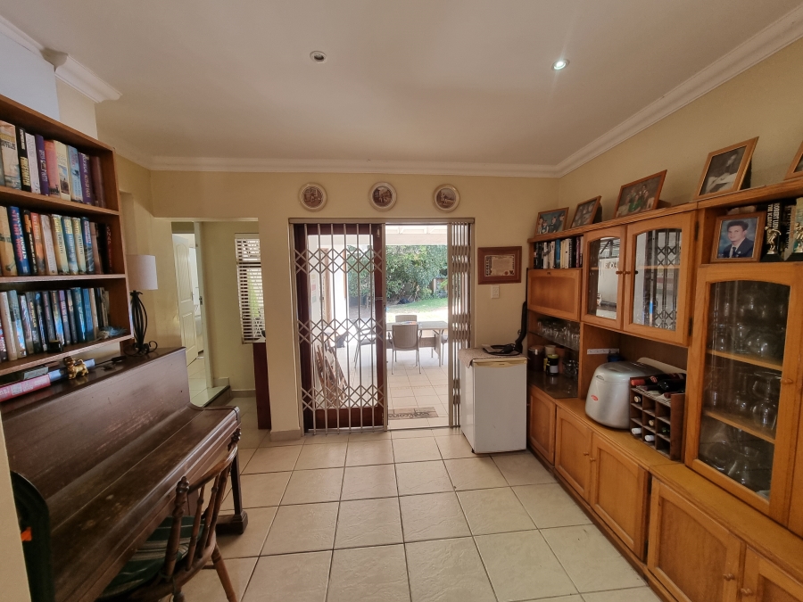 5 Bedroom Property for Sale in Uvongo KwaZulu-Natal