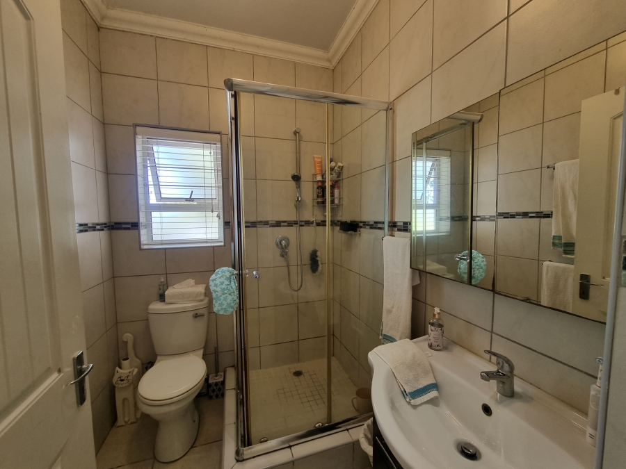 5 Bedroom Property for Sale in Uvongo KwaZulu-Natal