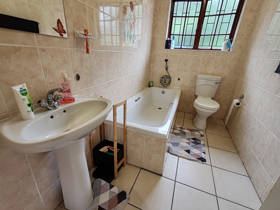 2 Bedroom Property for Sale in Uvongo KwaZulu-Natal