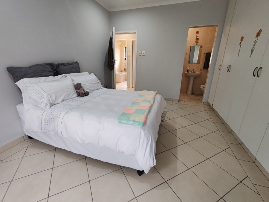 2 Bedroom Property for Sale in Uvongo KwaZulu-Natal