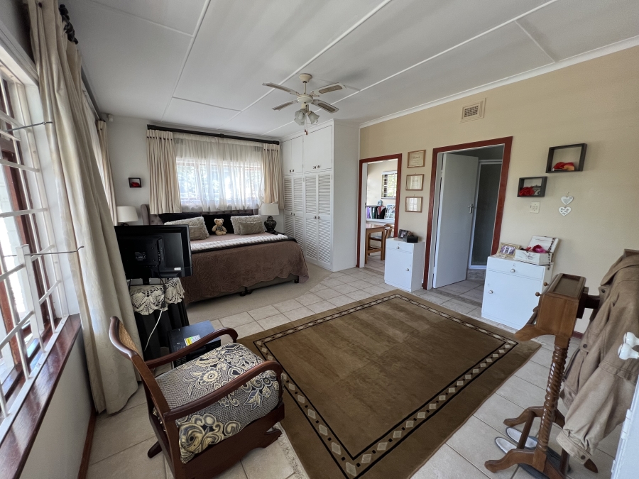 5 Bedroom Property for Sale in Uvongo KwaZulu-Natal