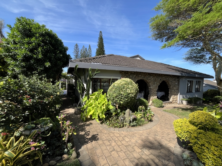 6 Bedroom Property for Sale in Manaba Beach KwaZulu-Natal