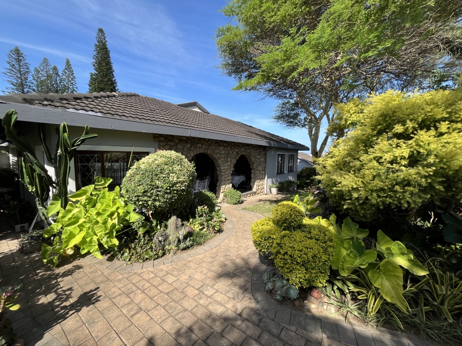 6 Bedroom Property for Sale in Manaba Beach KwaZulu-Natal