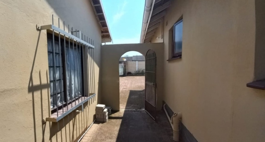 8 Bedroom Property for Sale in Uvongo KwaZulu-Natal