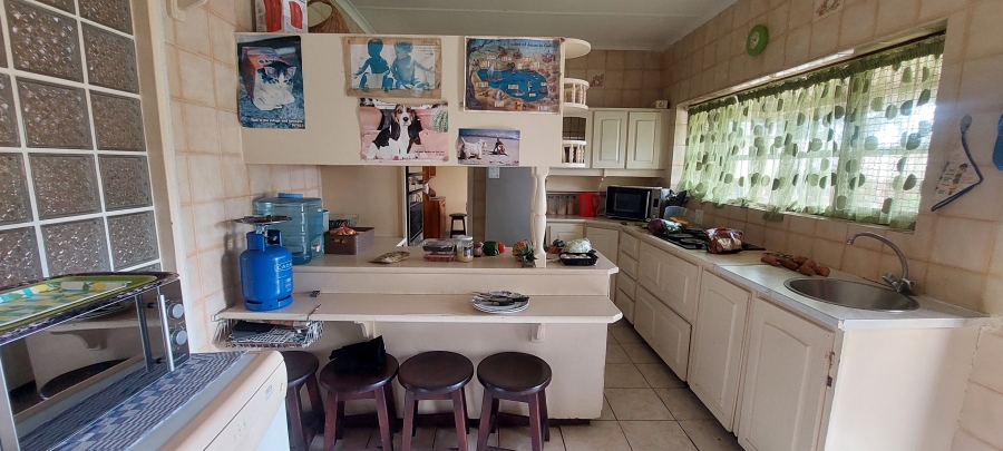 5 Bedroom Property for Sale in Uvongo KwaZulu-Natal