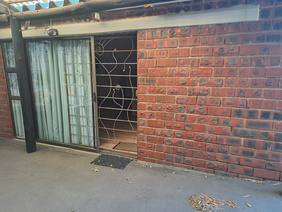 To Let 1 Bedroom Property for Rent in Westbrook KwaZulu-Natal