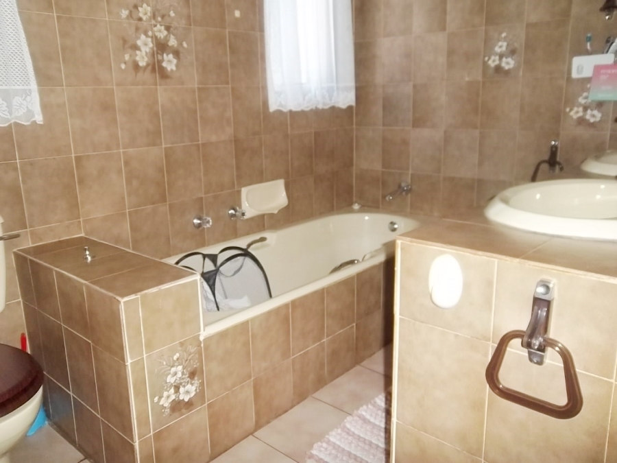 5 Bedroom Property for Sale in Huttenheights KwaZulu-Natal