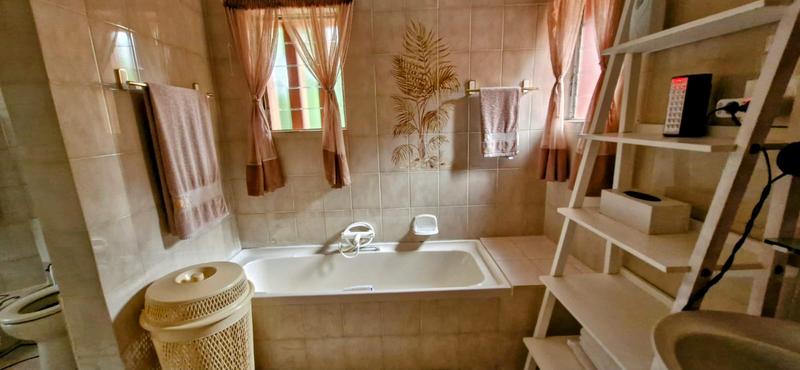 6 Bedroom Property for Sale in Trafalgar KwaZulu-Natal