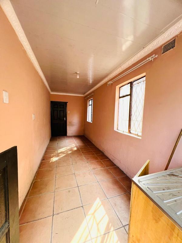 6 Bedroom Property for Sale in Umlazi KwaZulu-Natal