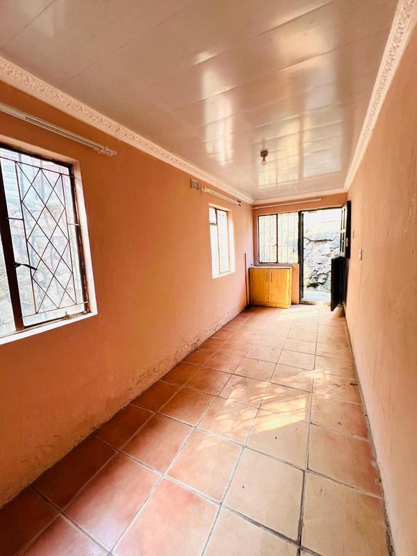 6 Bedroom Property for Sale in Umlazi KwaZulu-Natal