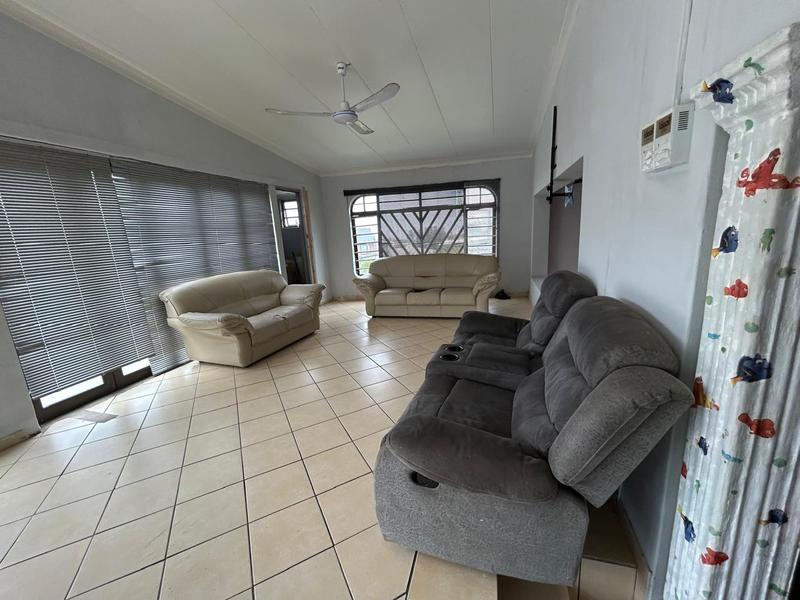 To Let 5 Bedroom Property for Rent in Port Edward KwaZulu-Natal