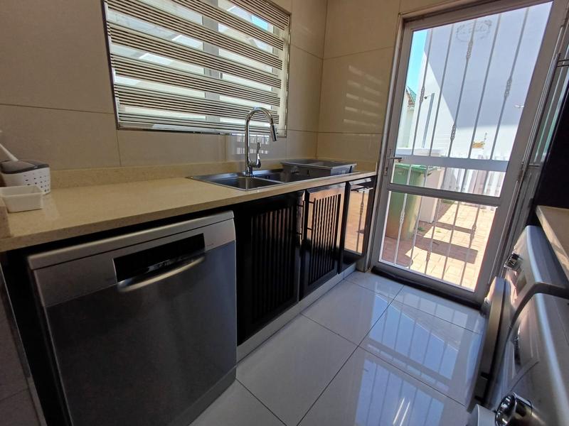 To Let 4 Bedroom Property for Rent in Mount Edgecombe KwaZulu-Natal