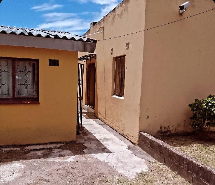 5 Bedroom Property for Sale in Umlazi KwaZulu-Natal