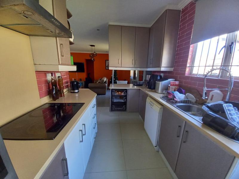 5 Bedroom Property for Sale in Caneside KwaZulu-Natal