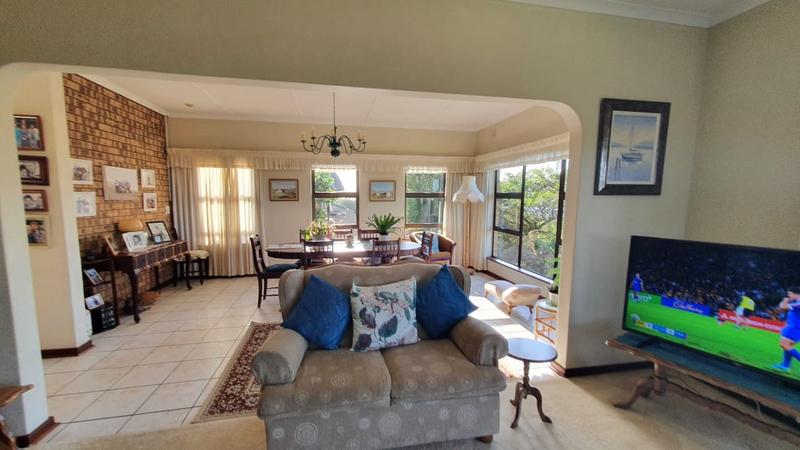 6 Bedroom Property for Sale in Uvongo KwaZulu-Natal