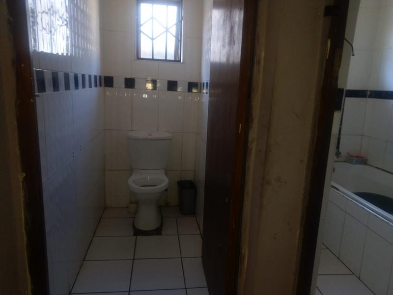 5 Bedroom Property for Sale in Umlazi KwaZulu-Natal