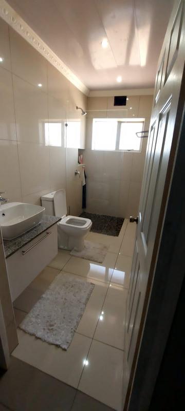 6 Bedroom Property for Sale in Chatsworth KwaZulu-Natal