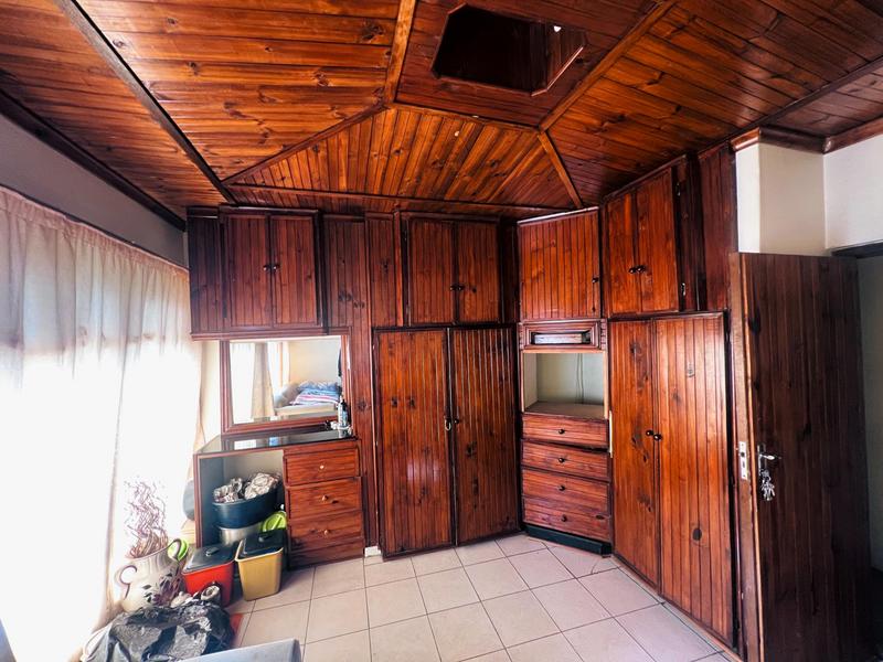 5 Bedroom Property for Sale in Ntuzuma KwaZulu-Natal