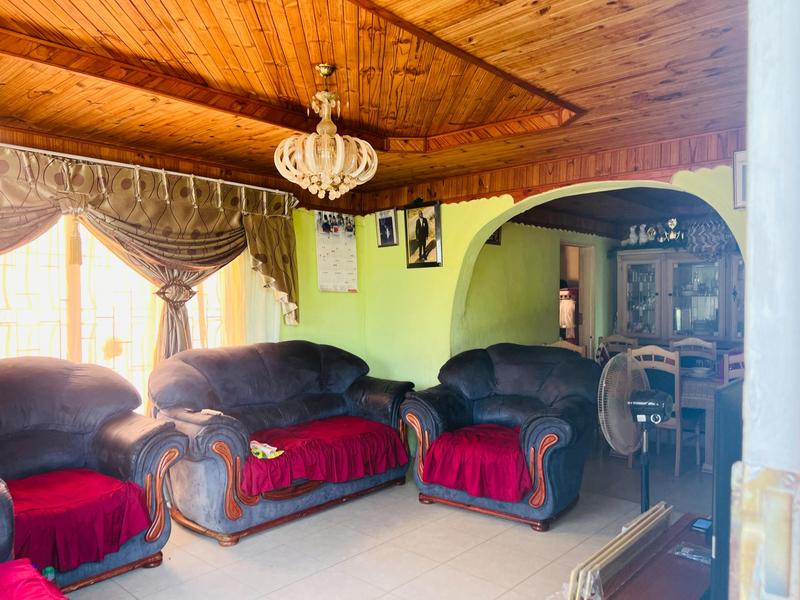 5 Bedroom Property for Sale in Umlazi KwaZulu-Natal
