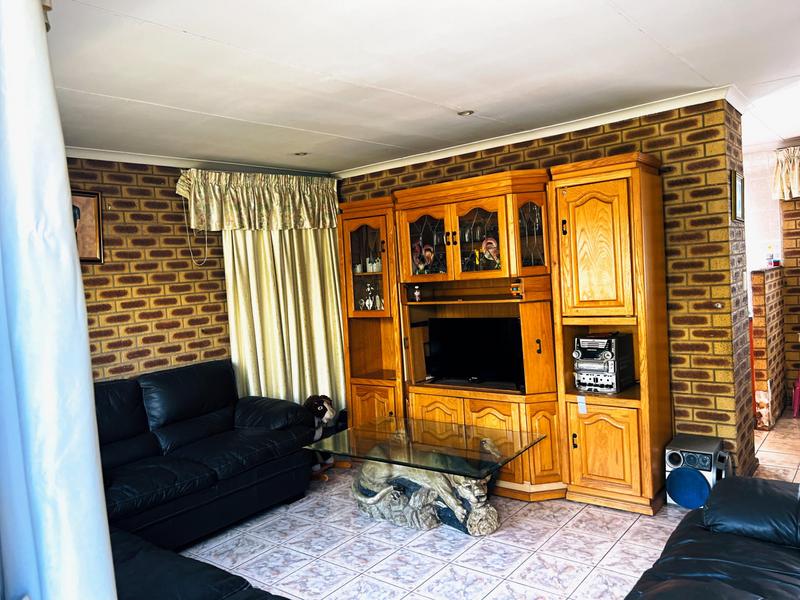 5 Bedroom Property for Sale in Kwamashu KwaZulu-Natal