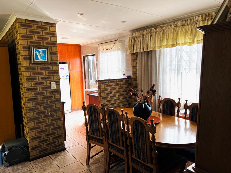 5 Bedroom Property for Sale in Kwamashu KwaZulu-Natal