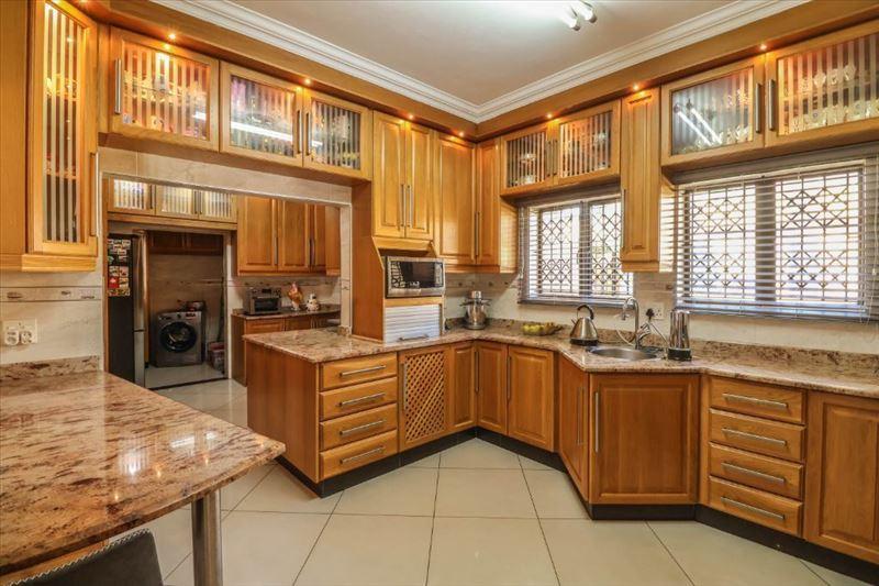 5 Bedroom Property for Sale in Amanzimtoti KwaZulu-Natal