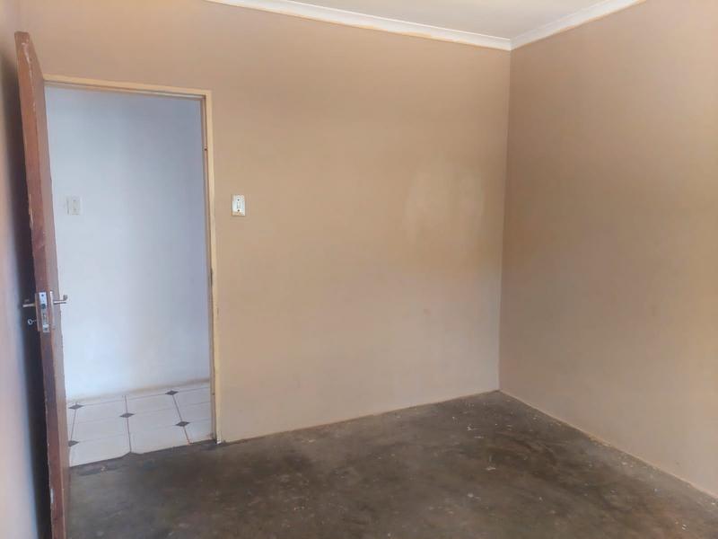 5 Bedroom Property for Sale in Umlazi KwaZulu-Natal