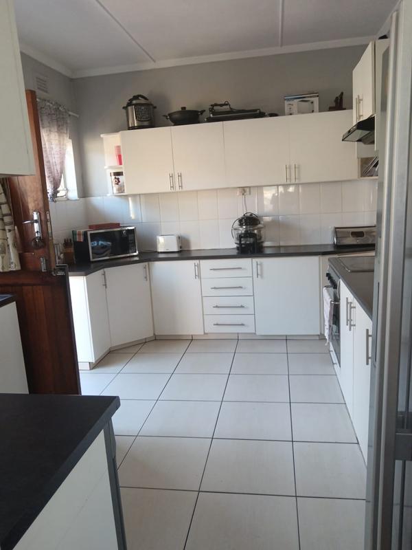 4 Bedroom Property for Sale in Montclair KwaZulu-Natal